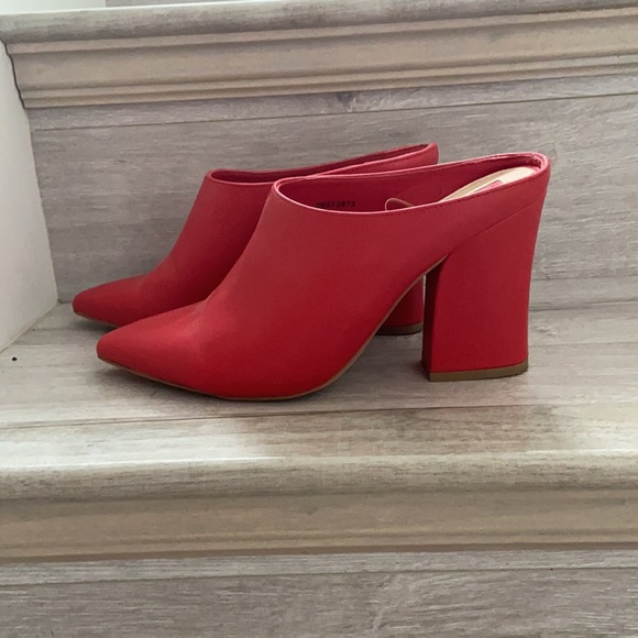 Red block heeled shoes - Picture 3 of 4